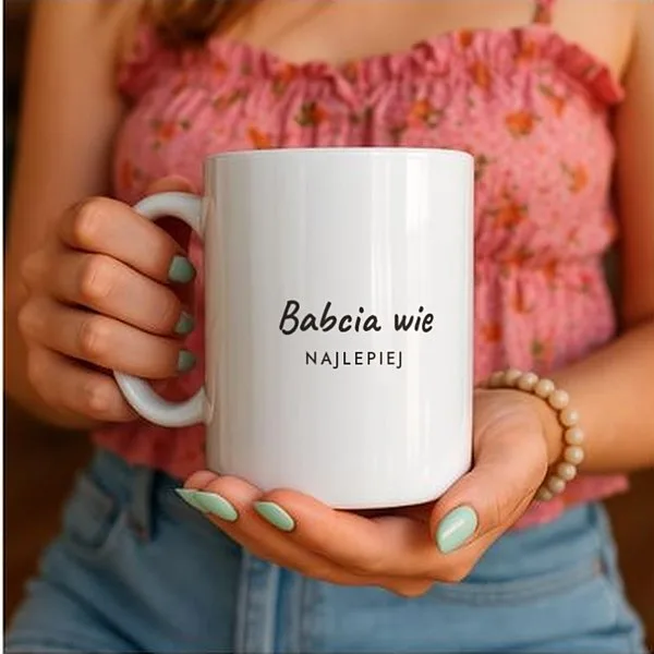 Kubek ceramiczny z napisem „Babcia mistrzyni pierogów”