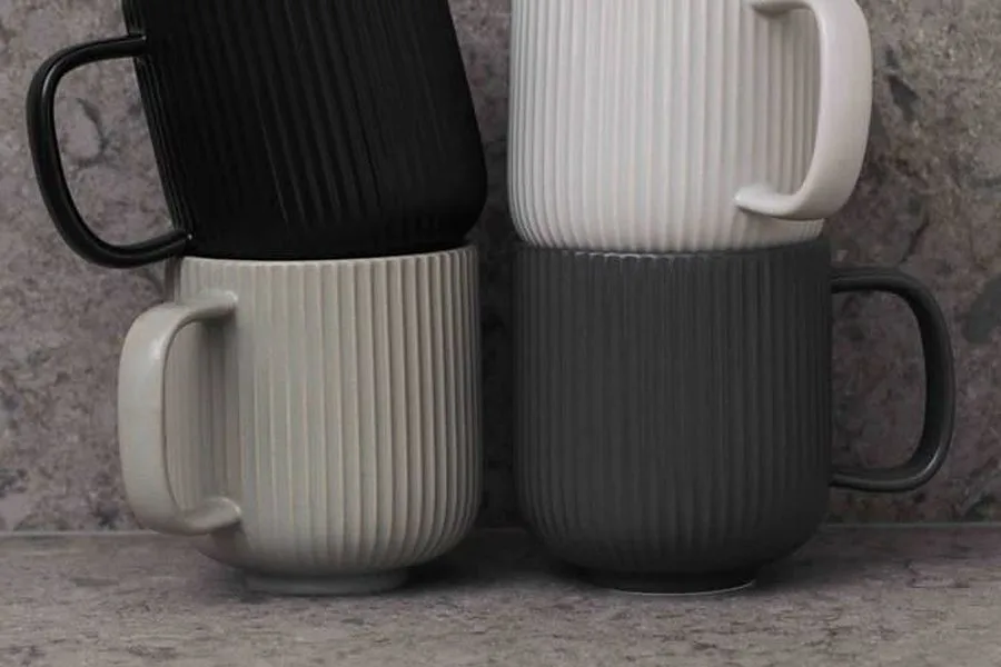 Kubek ceramiczny z napisem „Dzień dobry, słoneczko” na stole