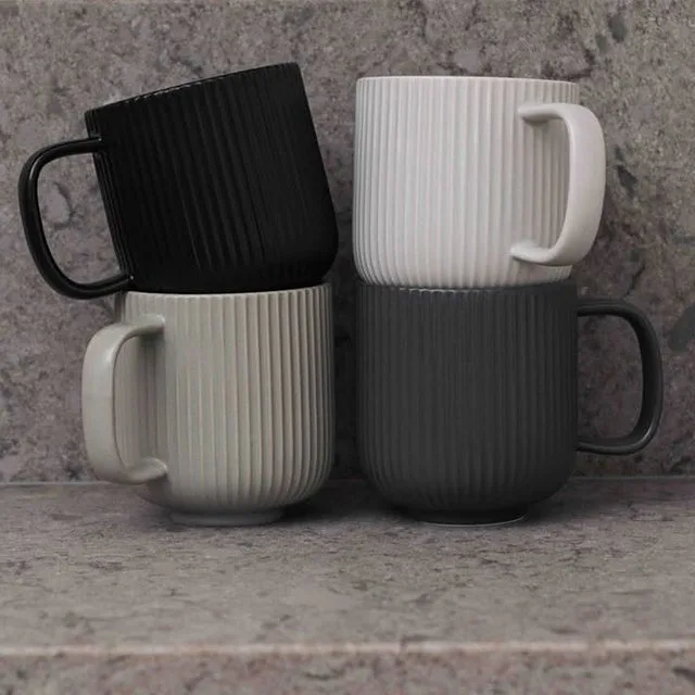 Kubek ceramiczny z napisem „Mama wie wszystko”