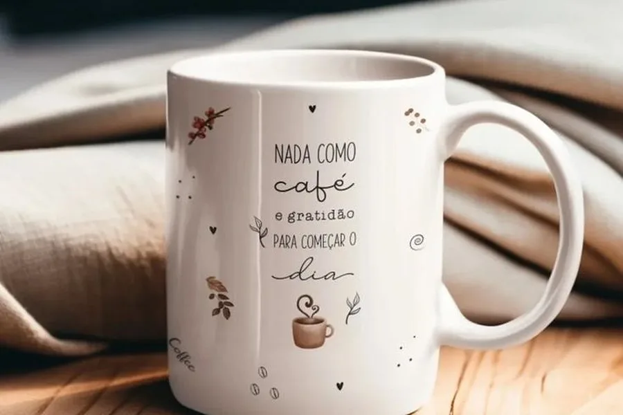 Kubek ceramiczny z napisem „Najlepszy Dziadek” na stole